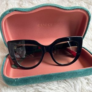 100% AUTHENTIC Gucci Sunglasses - Black w Red & Green Detail